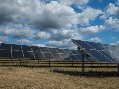 Como a sujeira afeta a eficiência dos painéis solares?