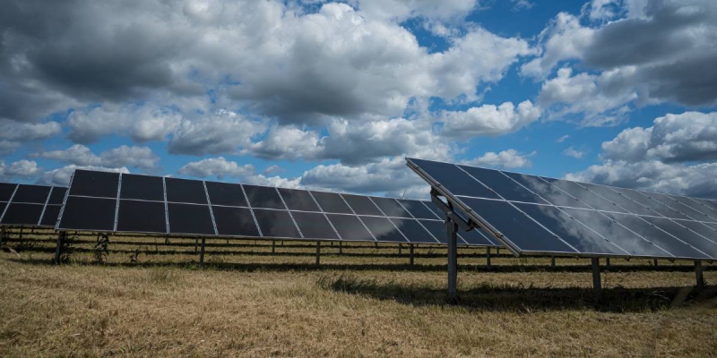 Como a sujeira afeta a eficiência dos painéis solares?